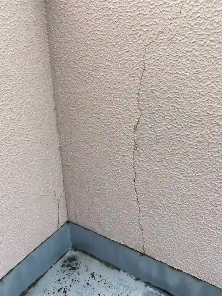 外壁にひび割れ(クラック)がある