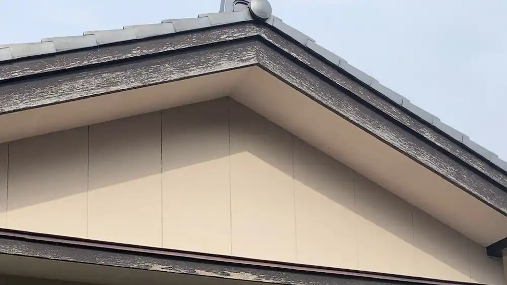 破風板(はふいた)等の剥がれや色褪せ