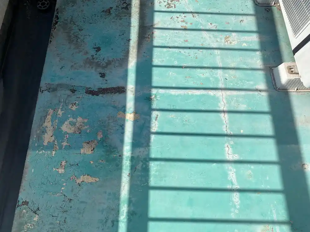 ベランダ・バルコニー床の色あせ・ひび割れ