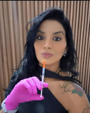 Carolina Martins realizando um procedimento