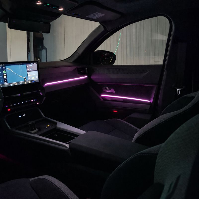 Auto interieur met Roze LED verlichting