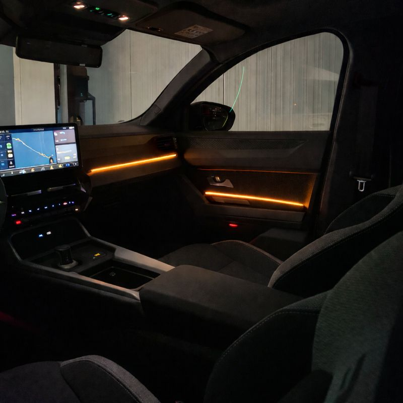 Auto interieur met Oranje LED verlichting