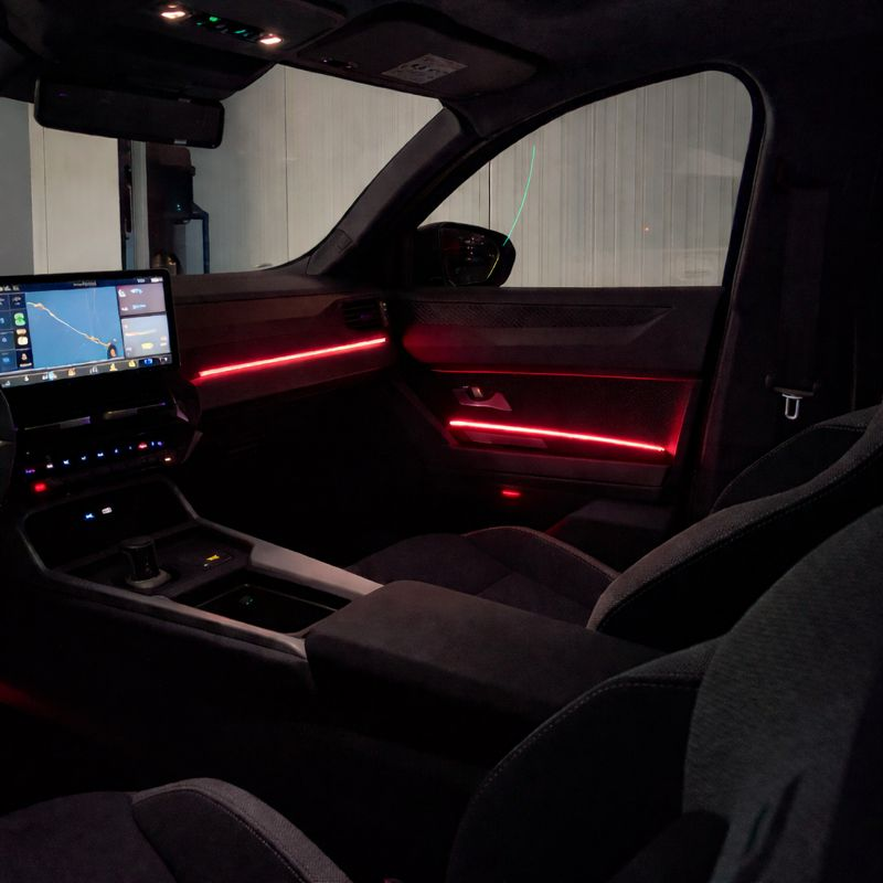 Auto interieur met Rood LED verlichting