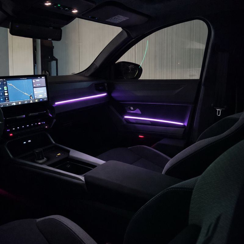 Auto interieur met Paars LED verlichting