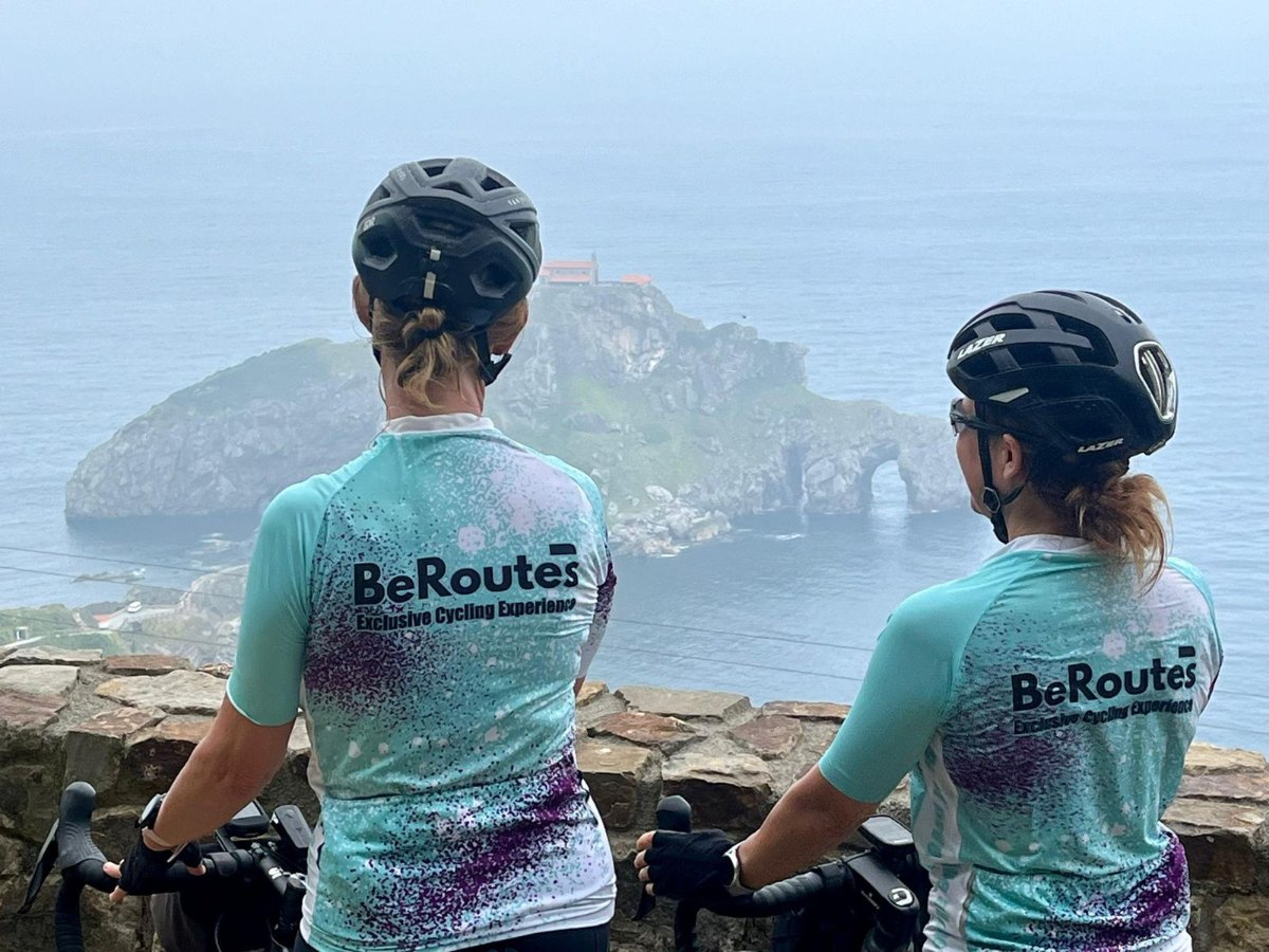 Ciclistas BeRoutes en San Juan de Gaztelugatxe