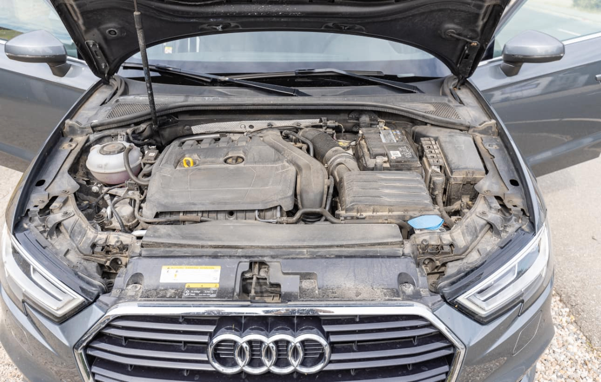 Bil klargøring - motorrum FØR