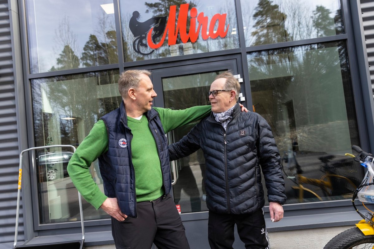 Niklas Törn og Timo Ilmanen foran Mira-logoen