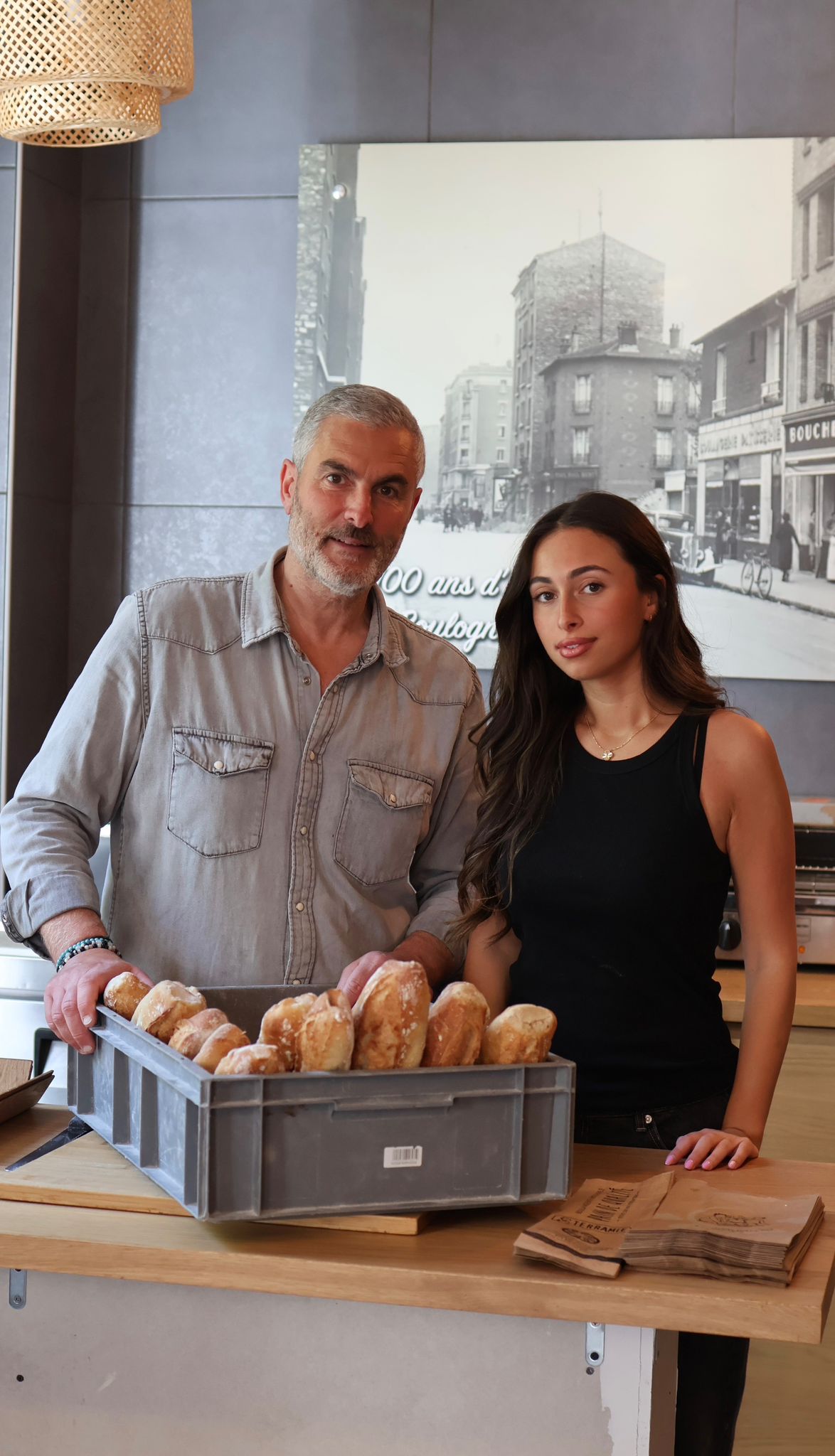 Artisan transmettant son savoir-faire