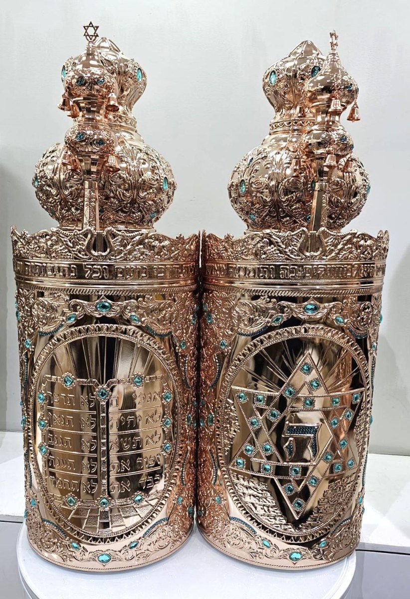 Sefer Torah en mémoire de Sacha David Haim GUENOUN Sefer Torah - Rouleaux sacrés de la Torah ornés d'argent et de pierres précieuses