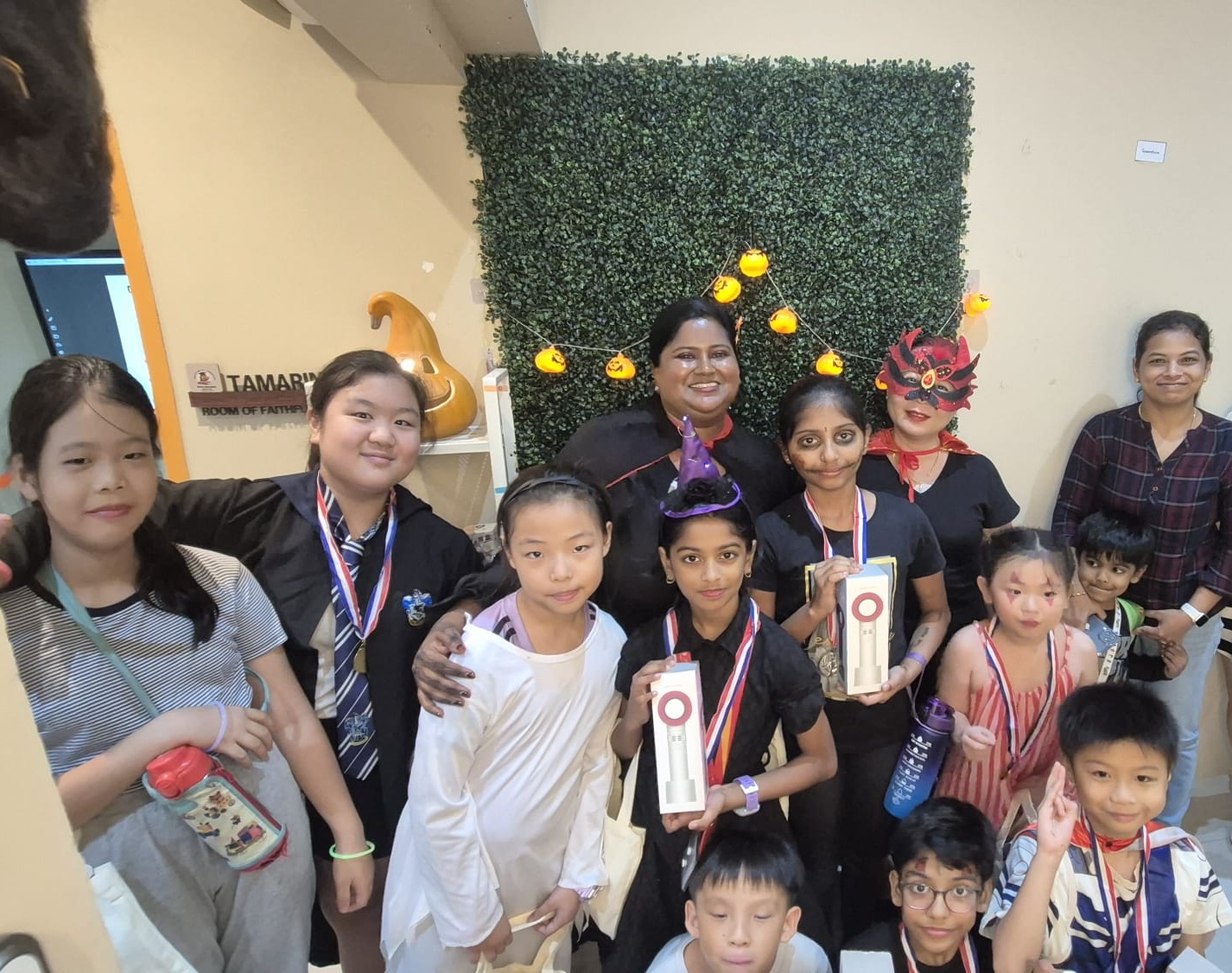 Quest Education P4-P6 English Writing Programme P4-P6 English Writing Programme at Quest Education - students practising composition writing for PSLE