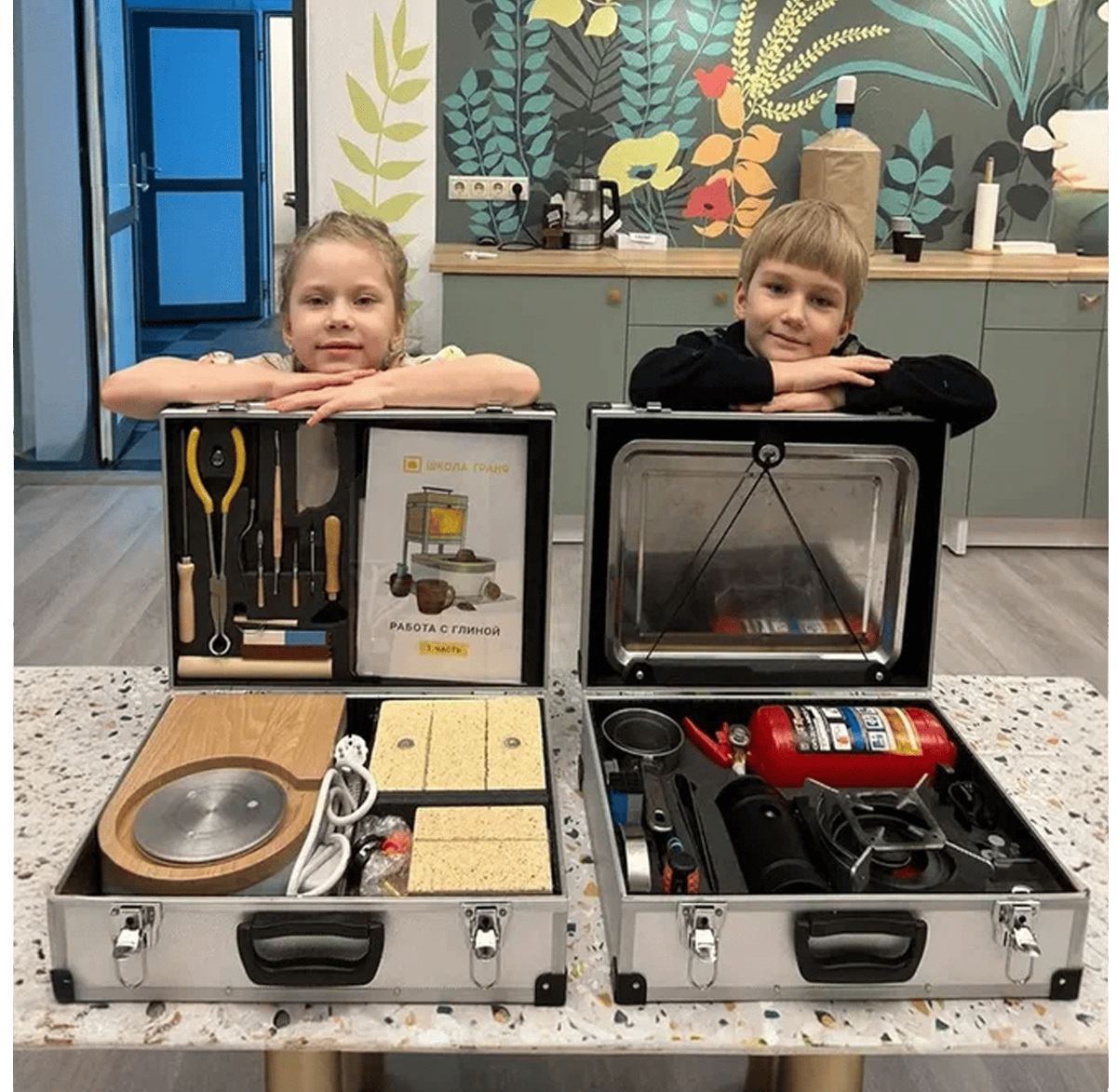 Дети с учебными наборами