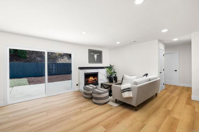 1842 Jasmine St photo 5