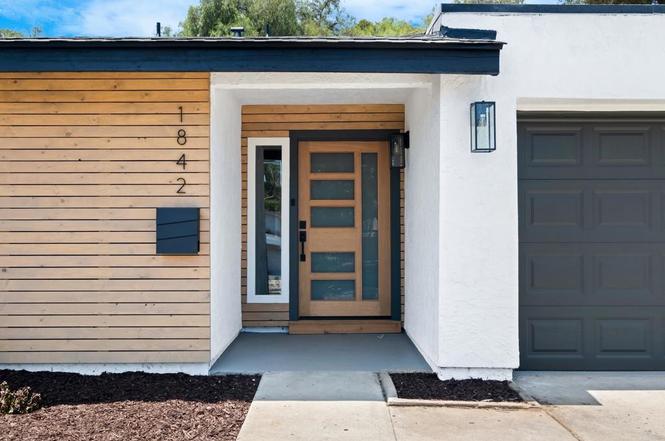 1842 Jasmine St photo 2