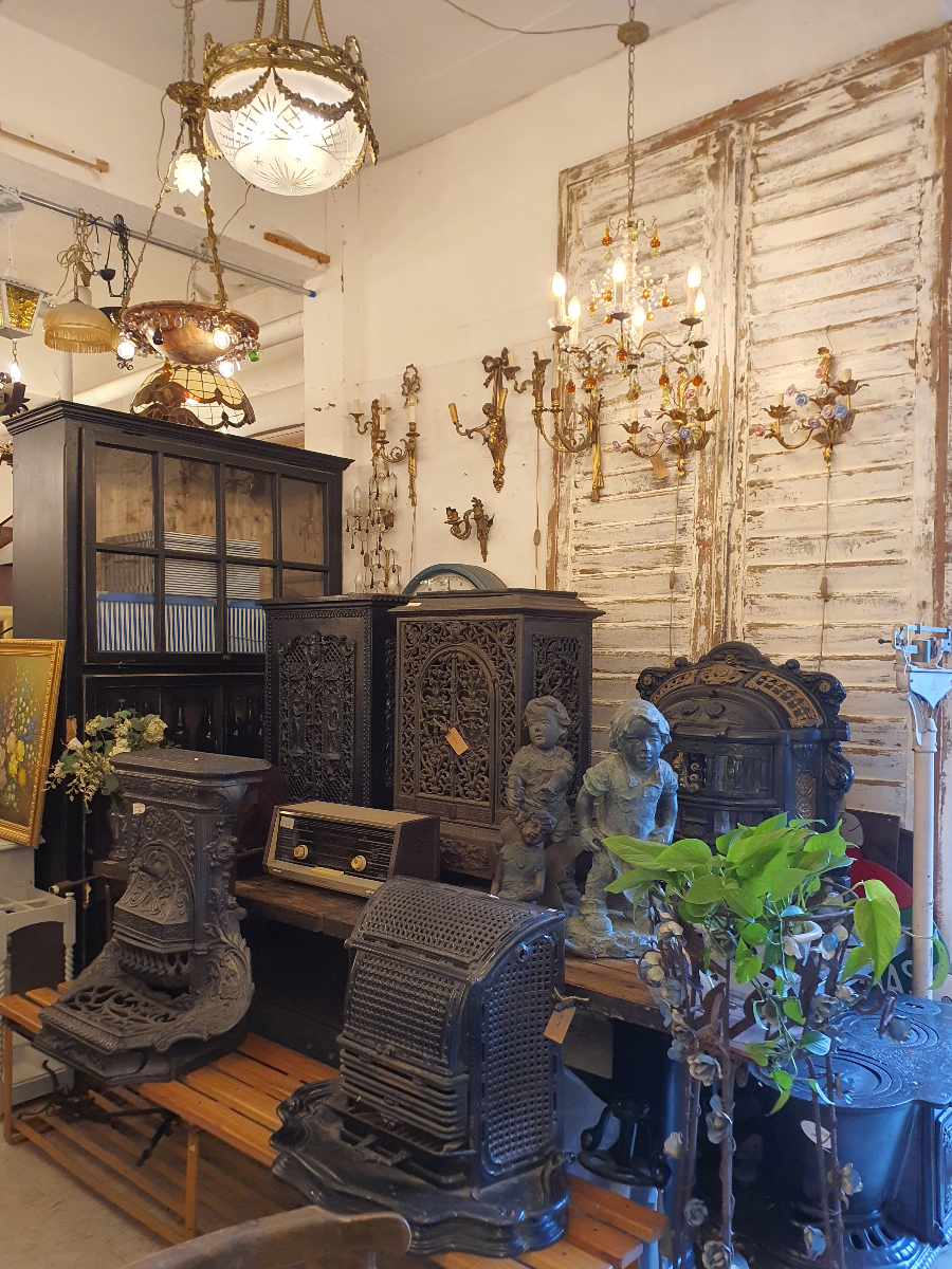 앤틱 쇼룸 내부 - 빈티지 가구와 샹들리에 조명 전시