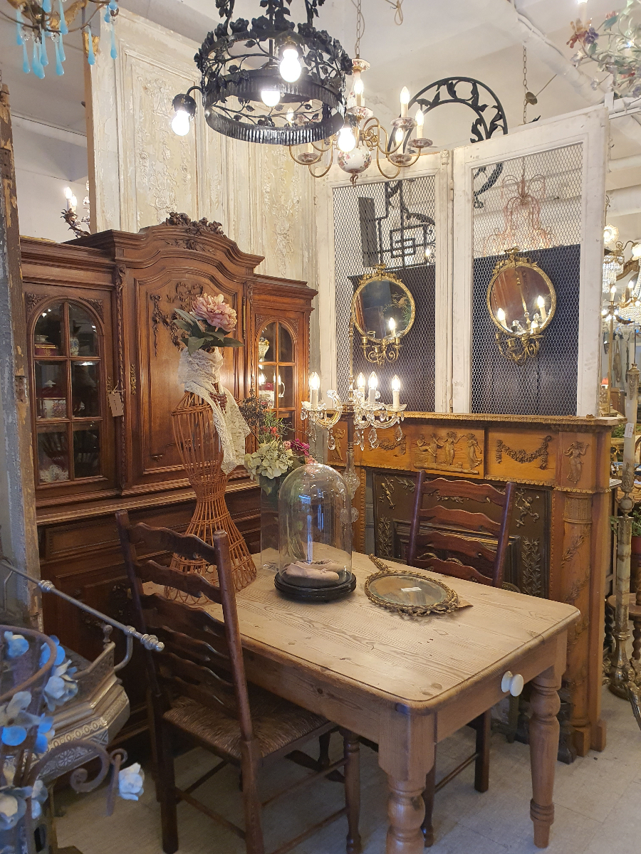 앤틱 쇼룸 내부 - 빈티지 테이블과 캐비닛 전시