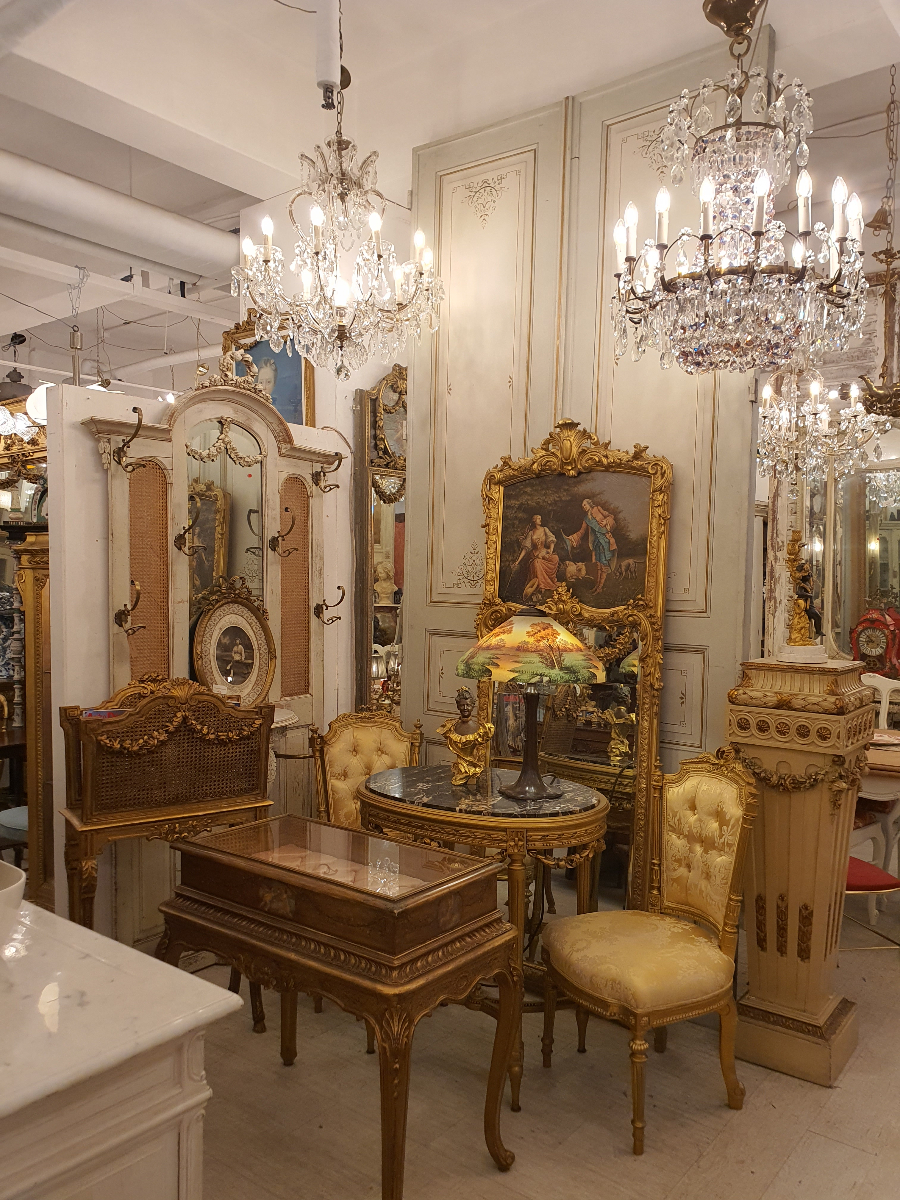 앤틱 쇼룸 내부 - 샹들리에와 클래식 가구