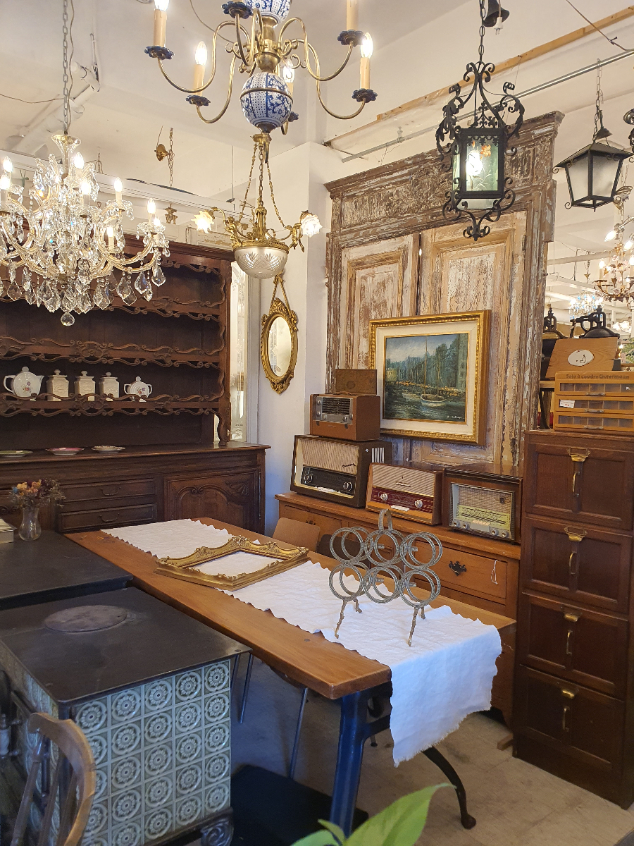 앤틱 쇼룸 내부 - 빈티지 라디오와 소품 전시