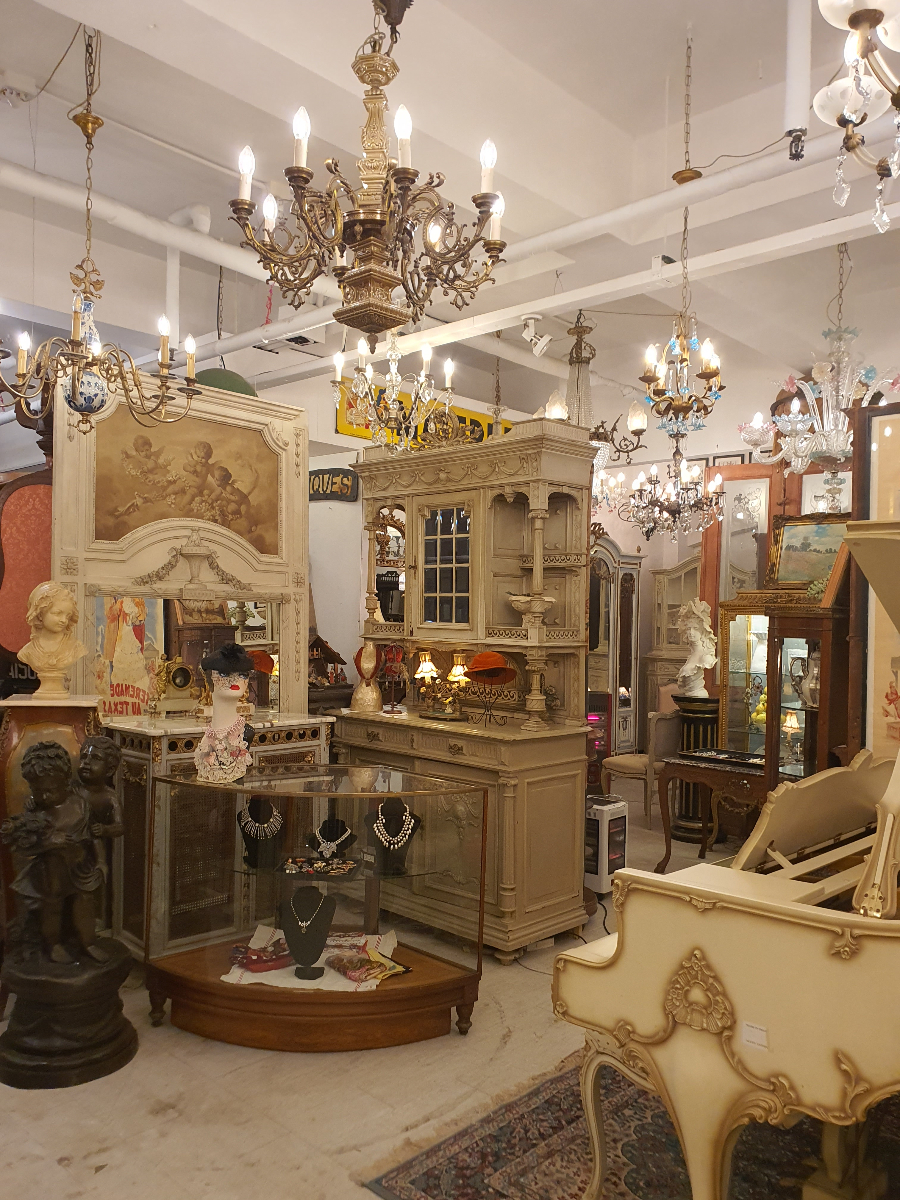 앤틱 쇼룸 내부 - 샹들리에와 빈티지 가구 컬렉션