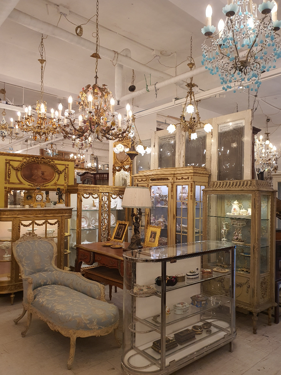 앤틱 쇼룸 내부 - 샹들리에와 유리 캐비닛 전시