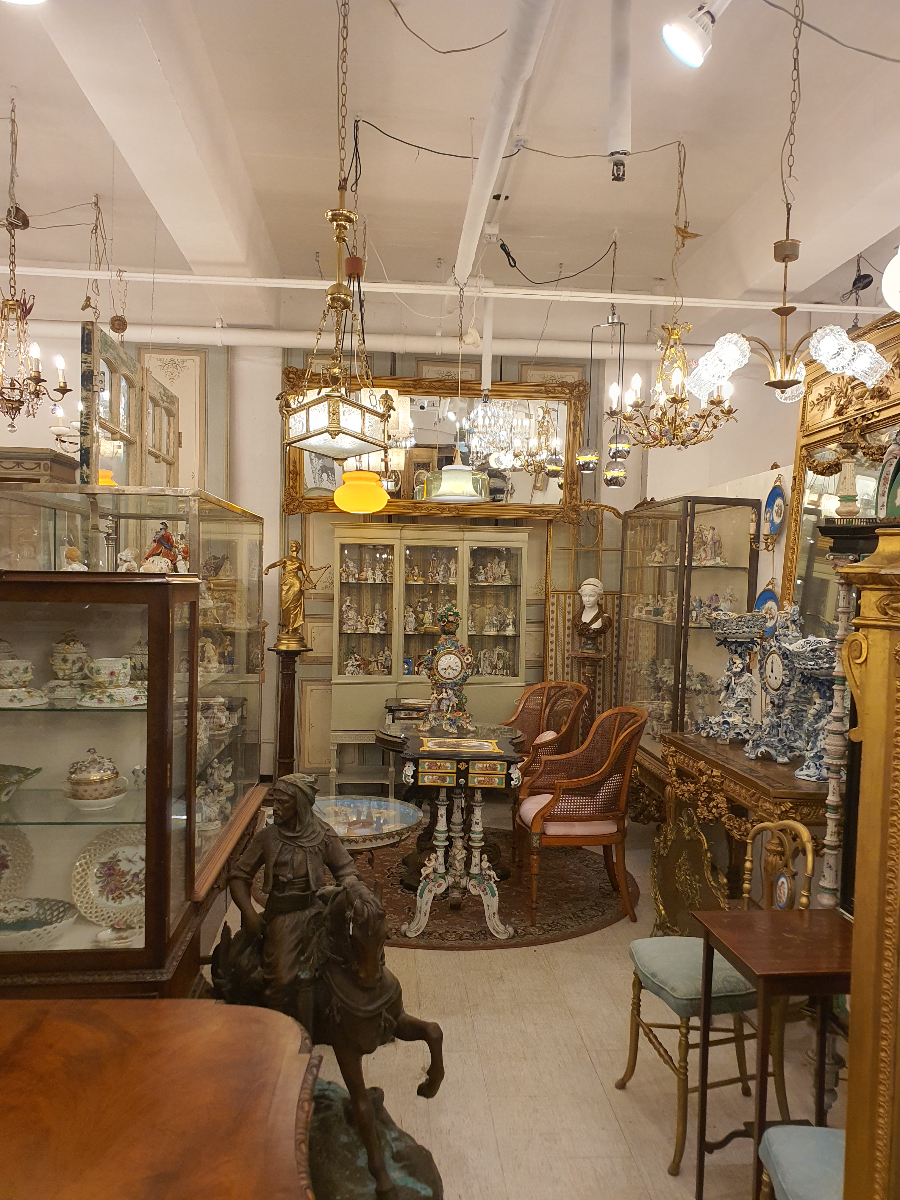 앤틱 쇼룸 내부 - 빈티지 가구와 조명 전시