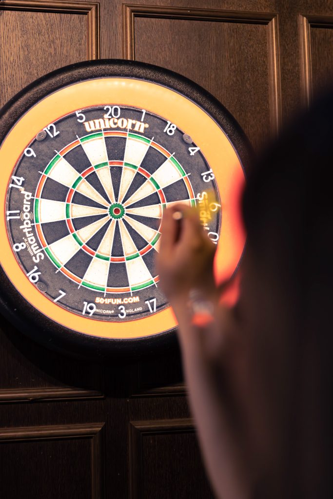 Opiskelijat pelaamassa tikkaa Flyers Dartsissa Tampereella