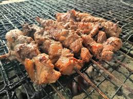 Brochette de porc braisé