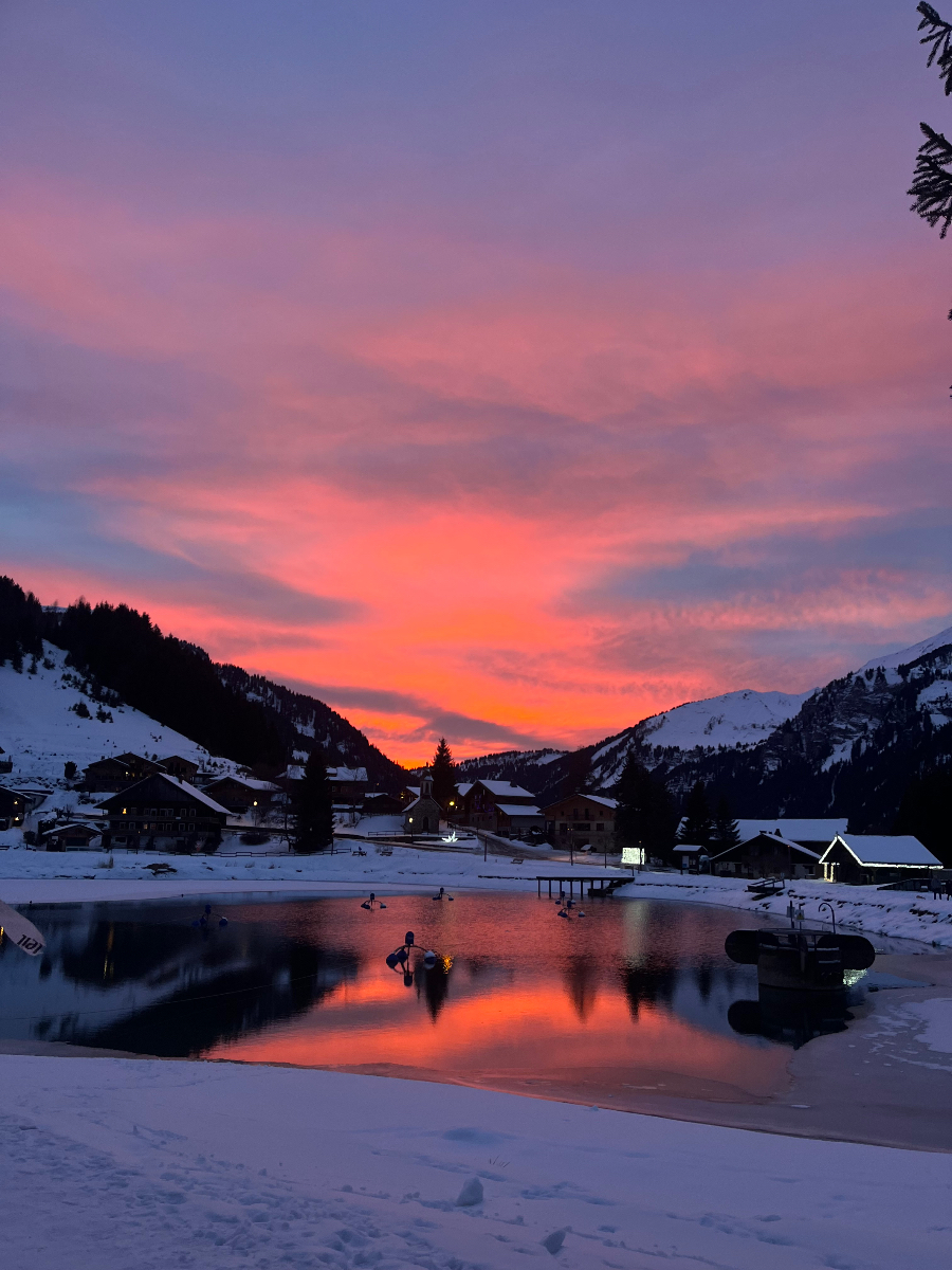 Chalet Lac de Vonnes at night, Châtel