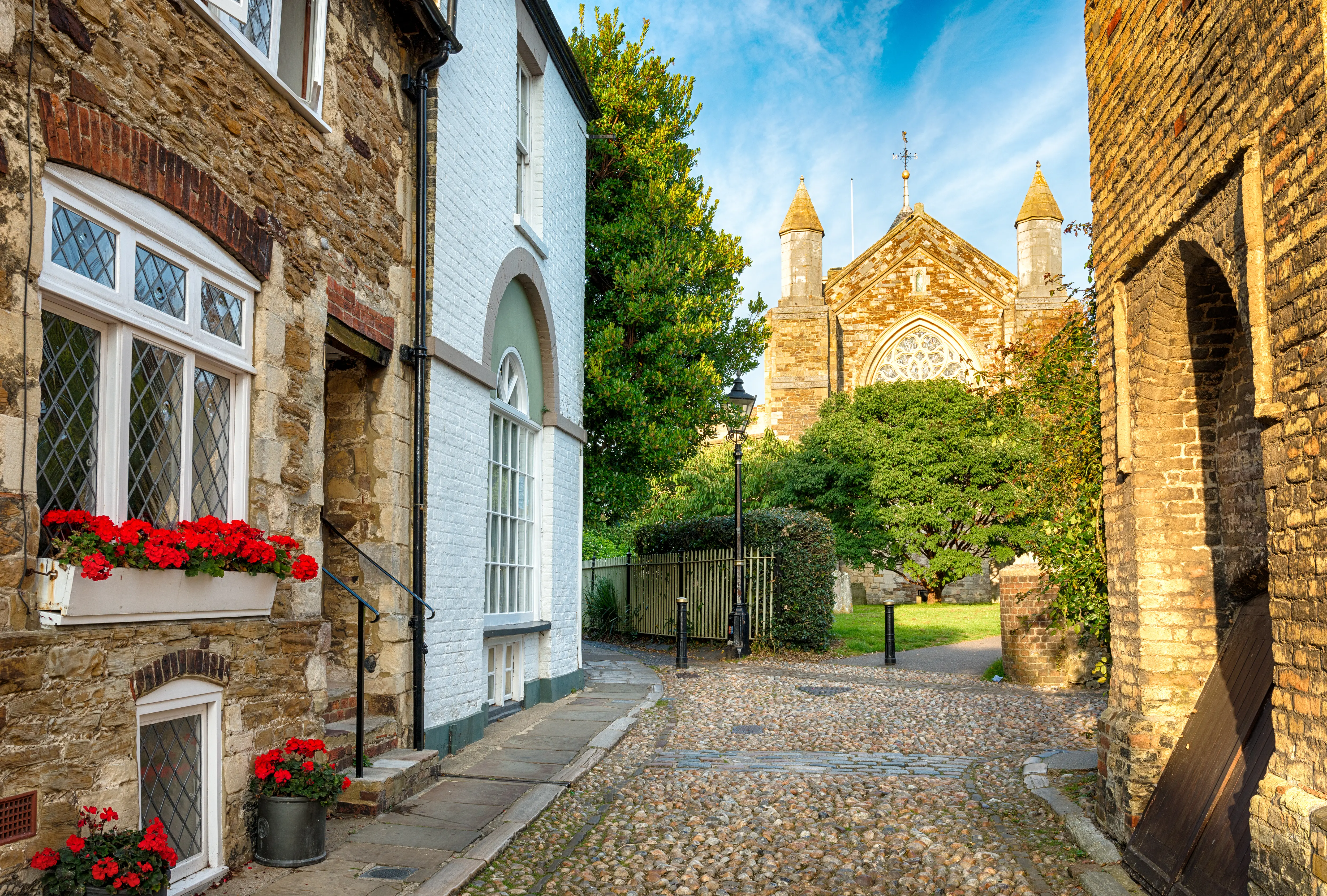 Oxford Manor House with Lutron lighting, Somfy blinds and landscape-integrated outdoor audio
