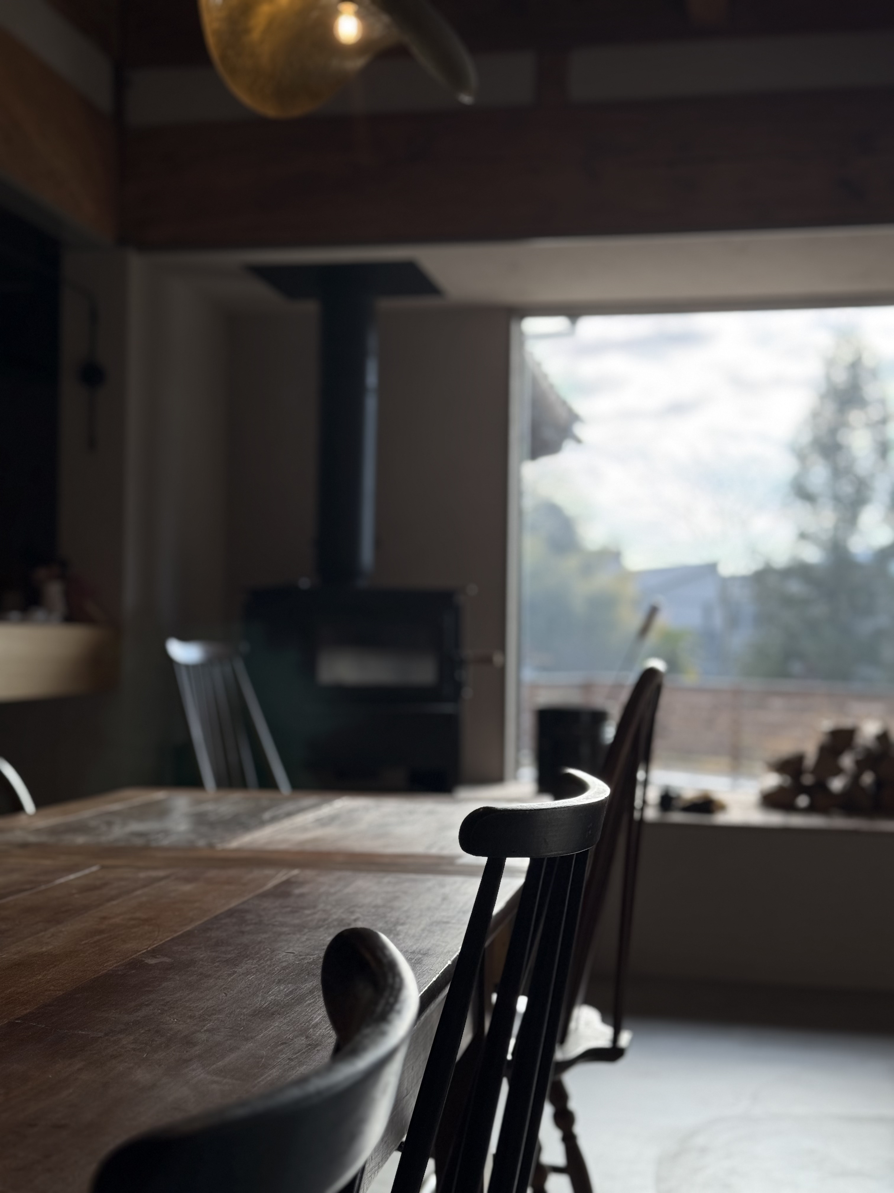 皆で食卓を囲む