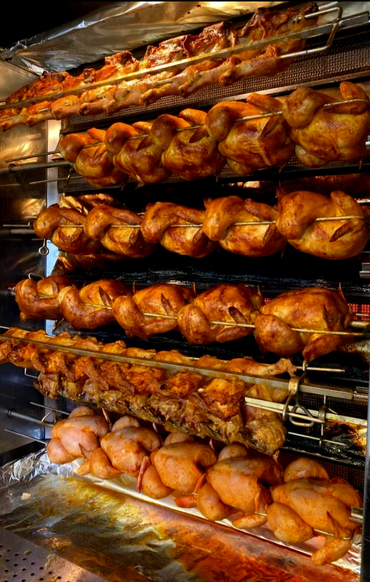 Frisch gegrillte Hähnchen im Rotisserie-Ofen – Blitz Hähnchen Unterhaching