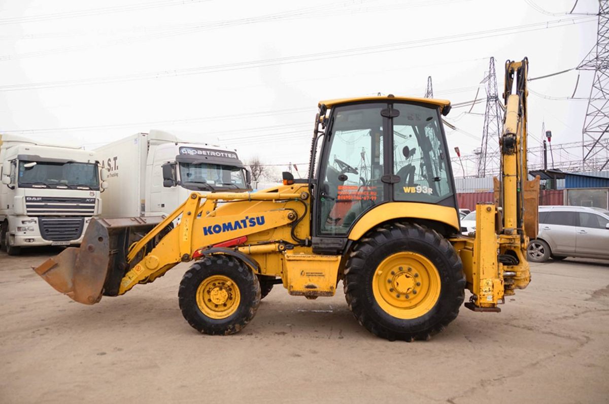 Komatsu WB93R Экскаватор-Погрузчик