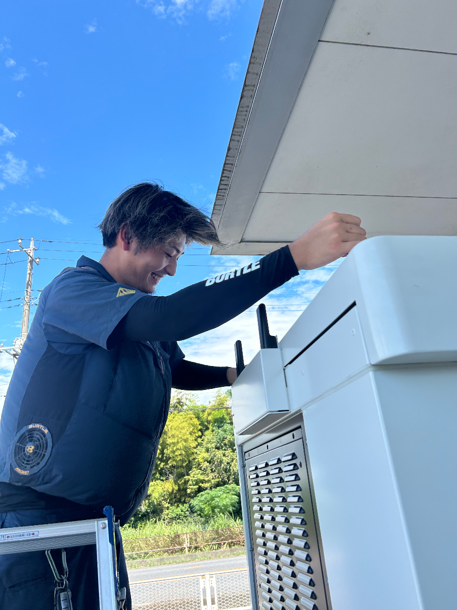 現場で笑顔で作業するスタッフ