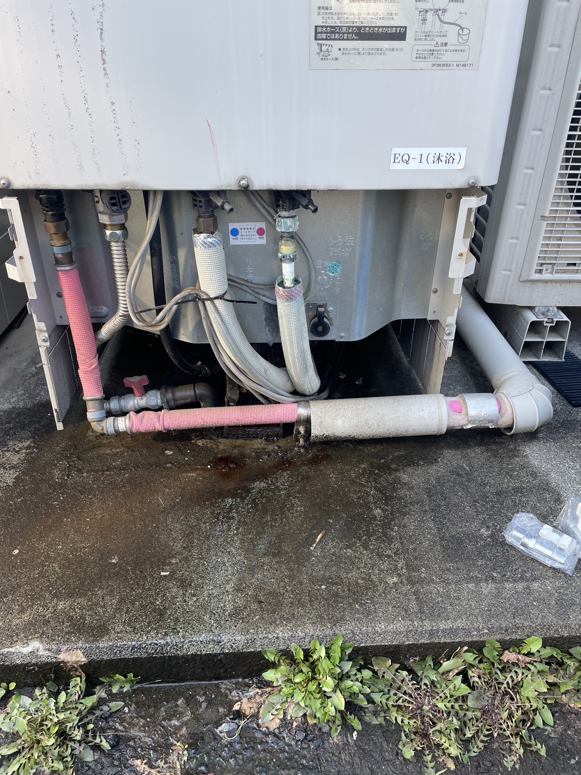 ヒートポンプ渡り配管交換施工前 ヒートポンプ渡り配管交換施工前