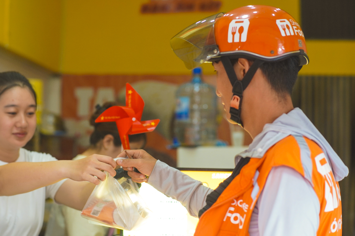 Khách hàng thưởng thức