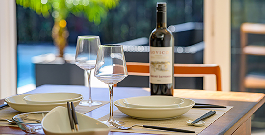 プールサイドダイニング