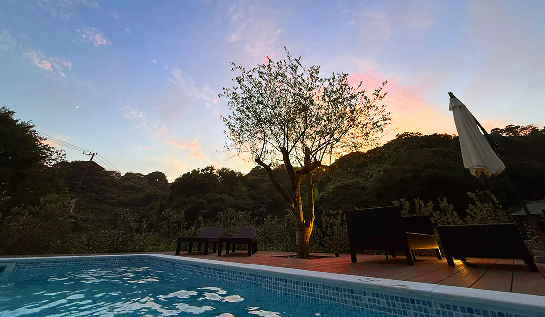 夜のプールサイド