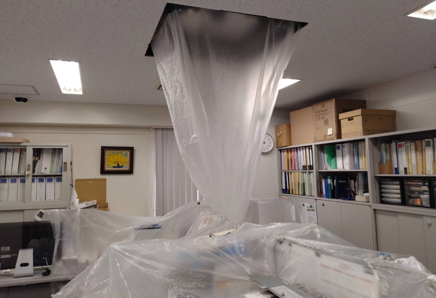 徹底養生: 作業周囲の壁や床はもちろん、エアコン内部の電装部品まで、独自の防水カバーで完璧に保護します。お客様の資産を傷つけない「配慮」が私たちの第一歩です。