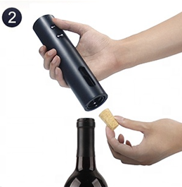 Saca Rolhas Elétrico em uso