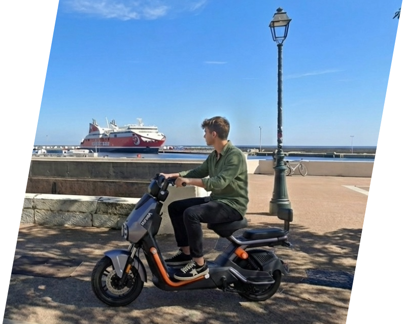 Homme souriant en fauteuil roulant électrique