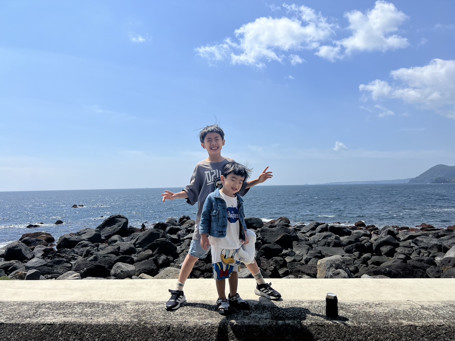 宿泊施設の窓から見える美しい海の眺望