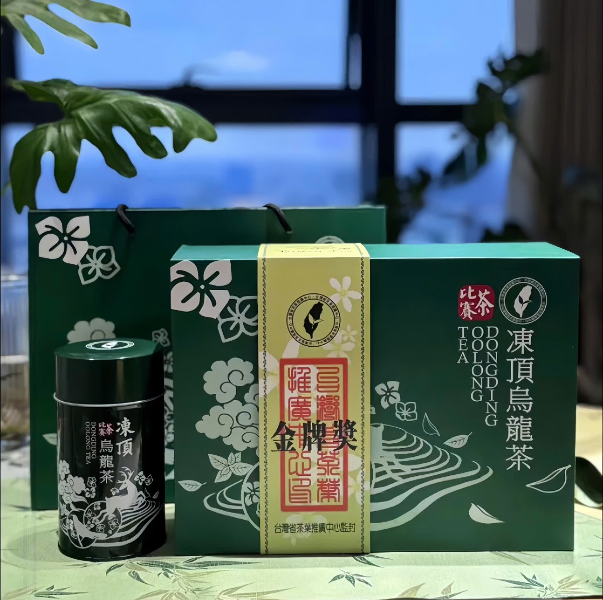 HỘP QUÀ TRÀ Ô LONG ĐÔNG ĐỈNH ĐÀI LOAN