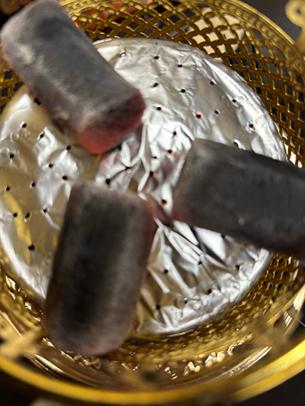 炭を三ツ矢に置いて2回吸う