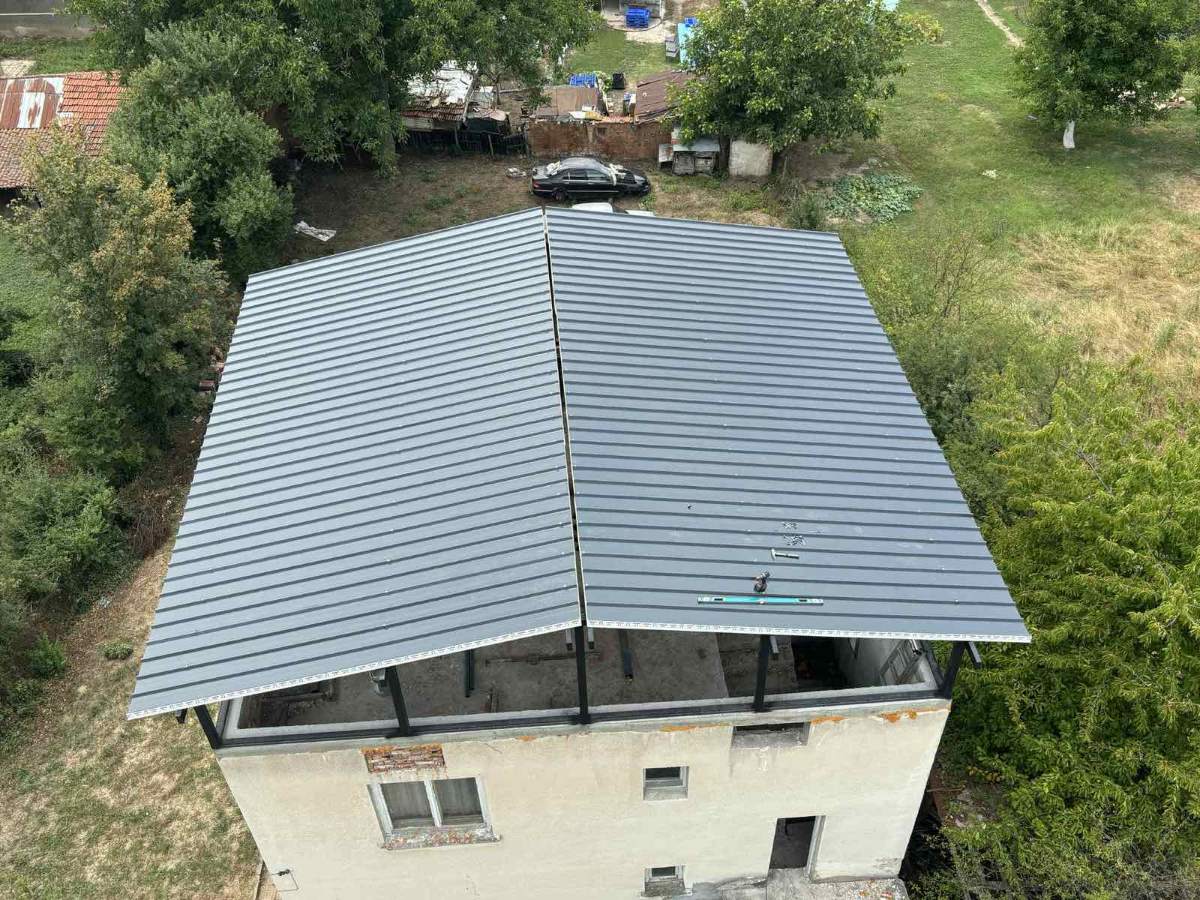 Метал Строй - Метален покрив Метален покрив - Качествен метален покрив с двускатна конструкция и трапецовидна ламарина изработка от Метал Строй
