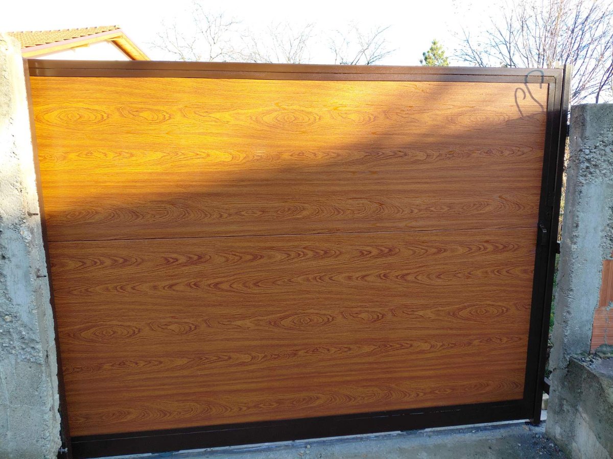 Метал Строй - Дървена порта Дървена порта - Масивна плъзгаща се порта с имитация на дърво и метална рамка изработка от Метал Строй