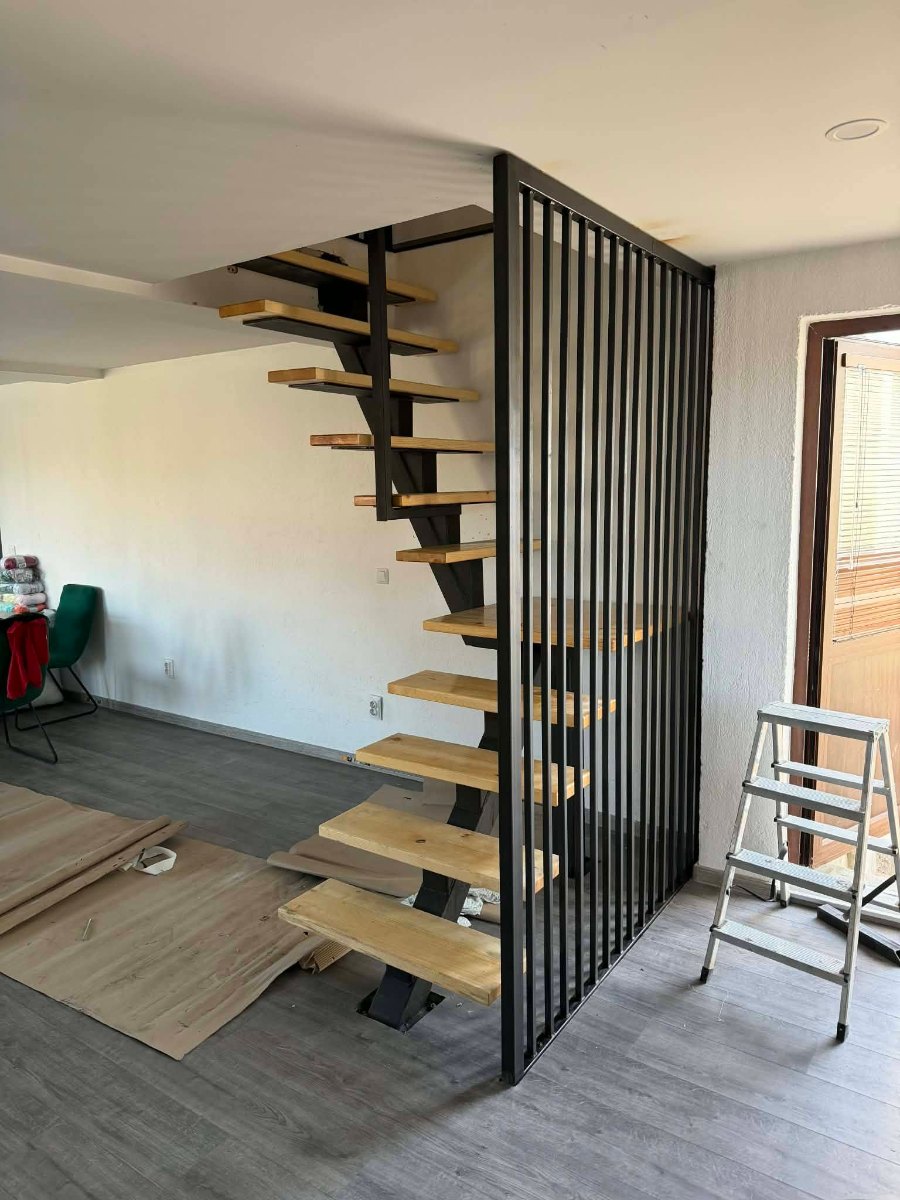 Метал Строй - Метална стълба Метална стълба - Модерна метална стълба с дървени стъпала и вертикален парапет изработка от Метал Строй