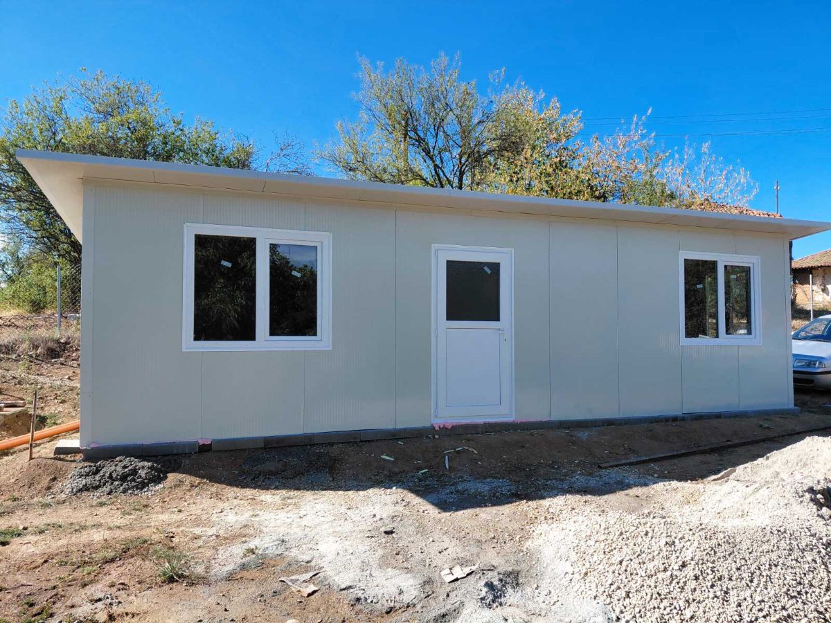 Метал Строй - Метална конструкция Метална конструкция - Модерна метална конструкция с бели панели и прозорци изработка от Метал Строй