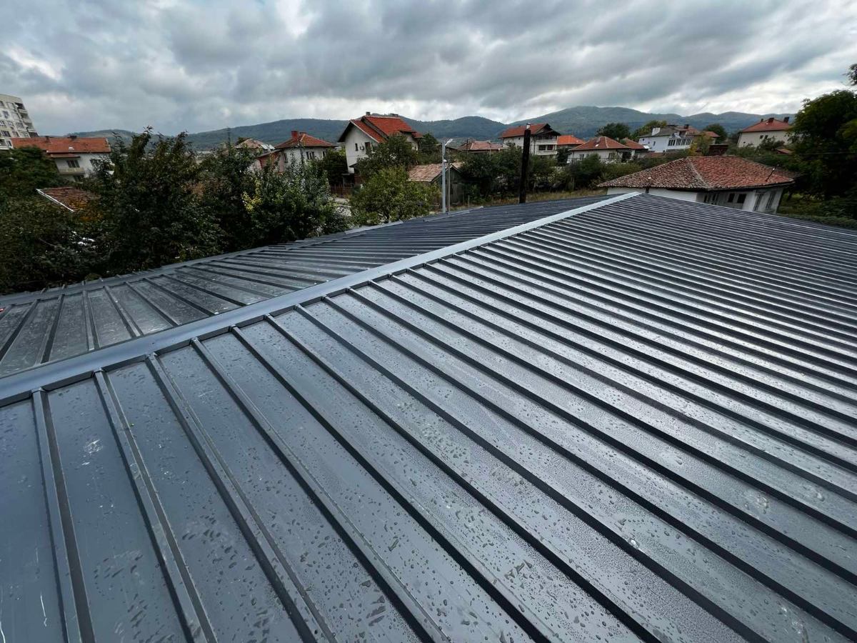 Метал Строй - Метален покрив с ламарина Метален покрив с ламарина - Професионален метален покрив с трапецовидна ламарина и качествена изолация изработка от Метал Строй