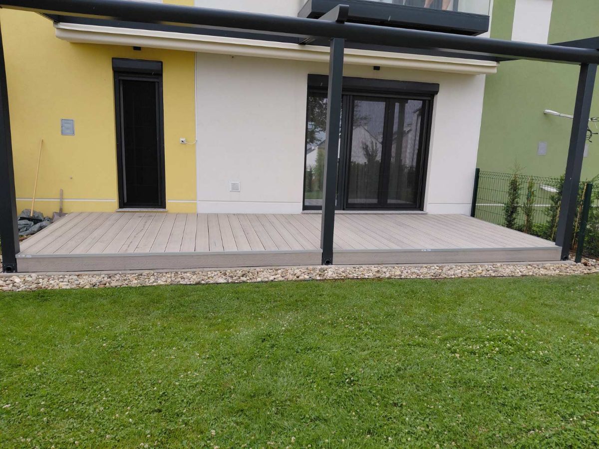 Метал Строй - Пергола с тераса Пергола с тераса - Елегантна метална пергола с композитна дървена тераса изработка от Метал Строй