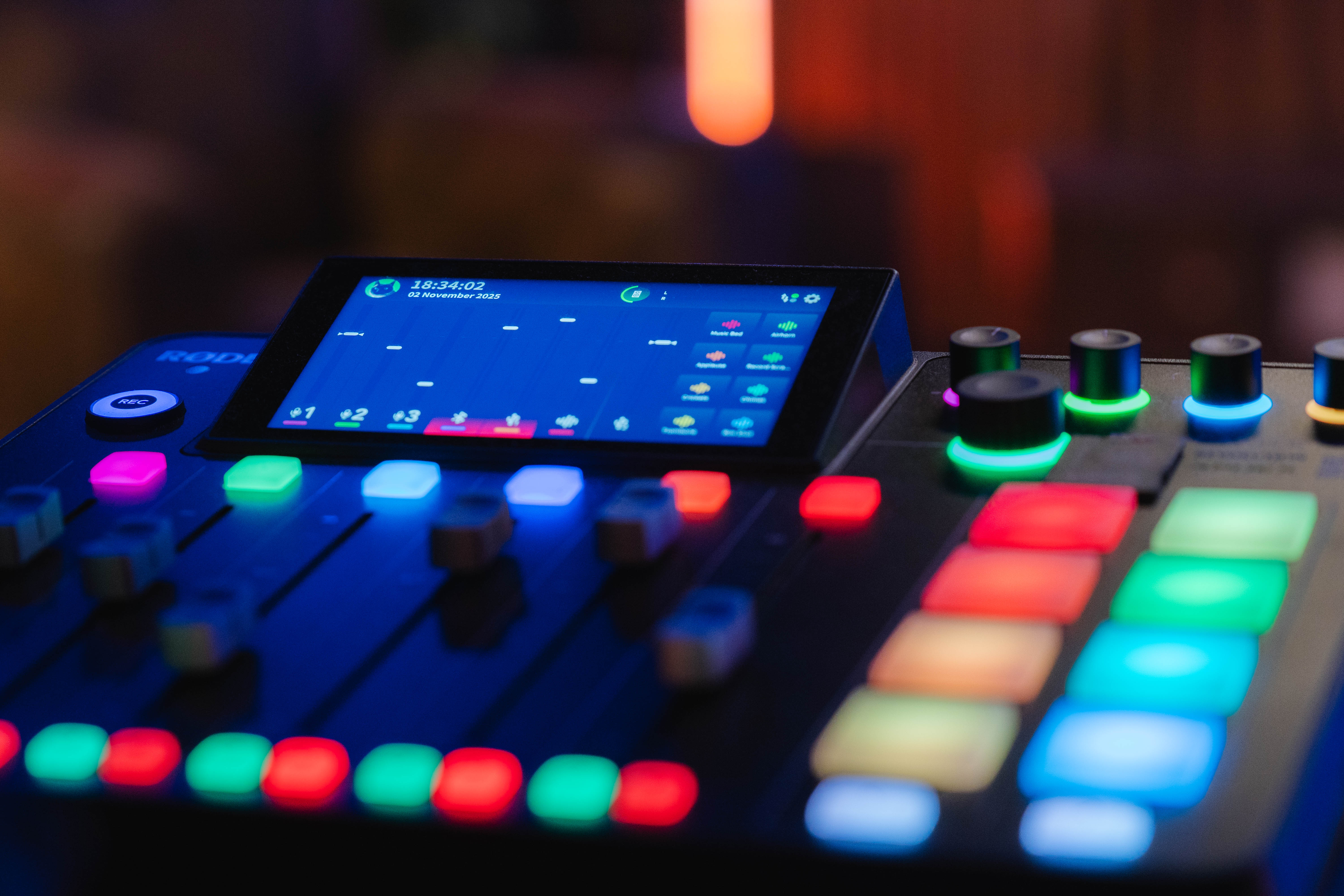 Configuration professionnelle du studio CLAP avec matériel d'enregistrement haut de gamme, caméras Sony FX3 et microphones Shure SM7B