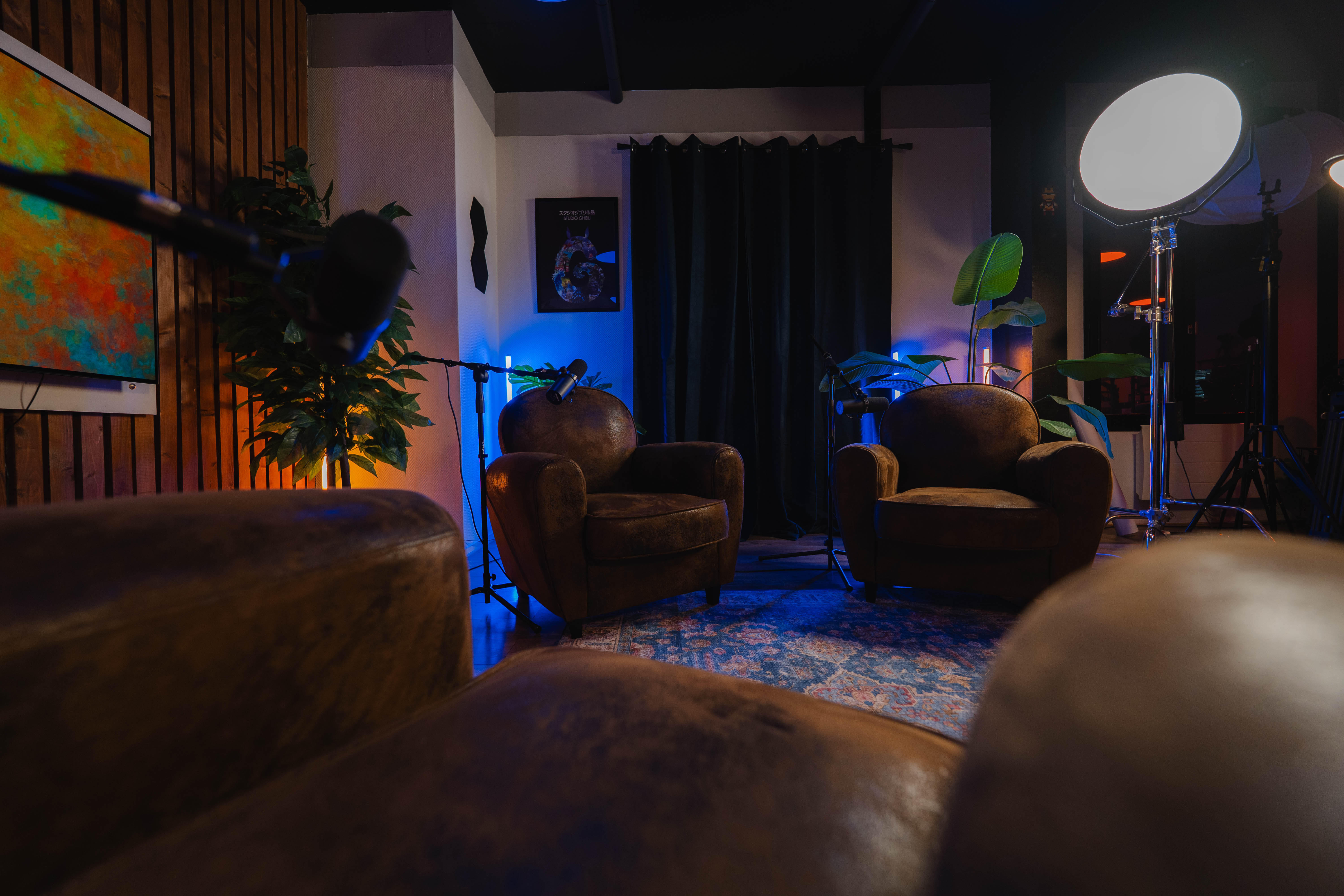 Espace d'enregistrement professionnel du studio CLAP avec éclairage ambiance moderne et équipement audio-vidéo haut de gamme